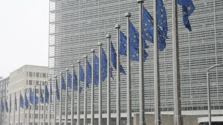 Город штаб оон. Штаб ООН В Брюсселе. Генассамблея ООН здание. Штаб квартира ООН В Брюсселе. Скульптура Евросоюза в штаб квартире ООН.