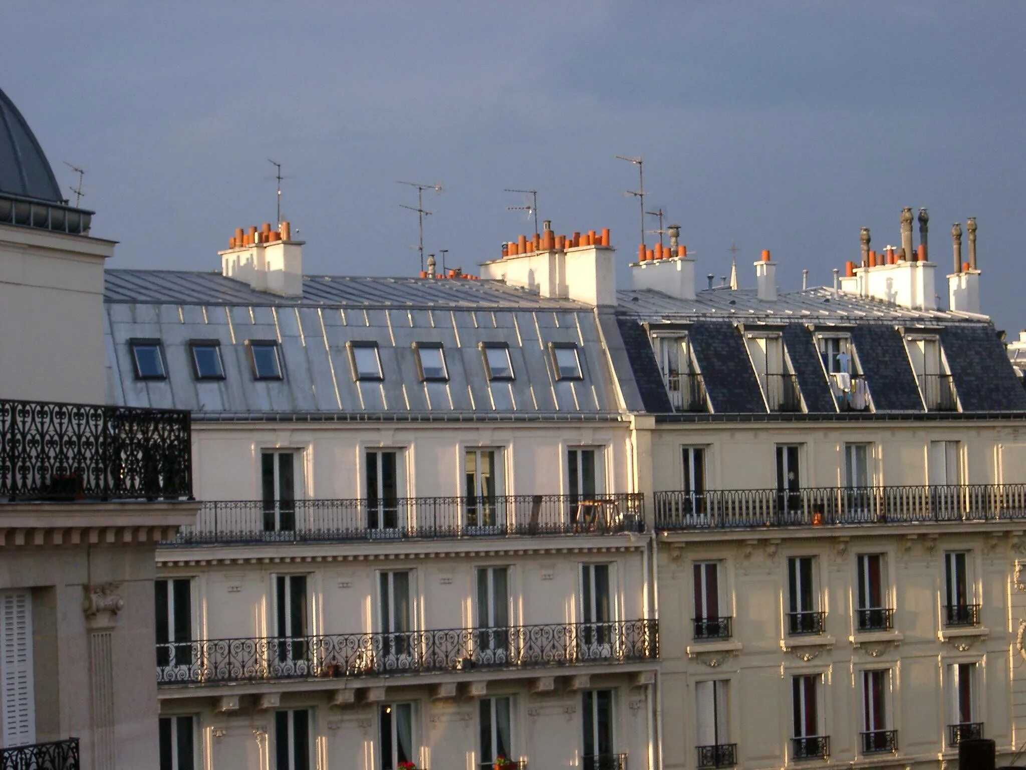 Мансарда здания. Мансардная кровля Франция. Мансардные этажи Париж фасад. Крыша здания. Французская крыша.