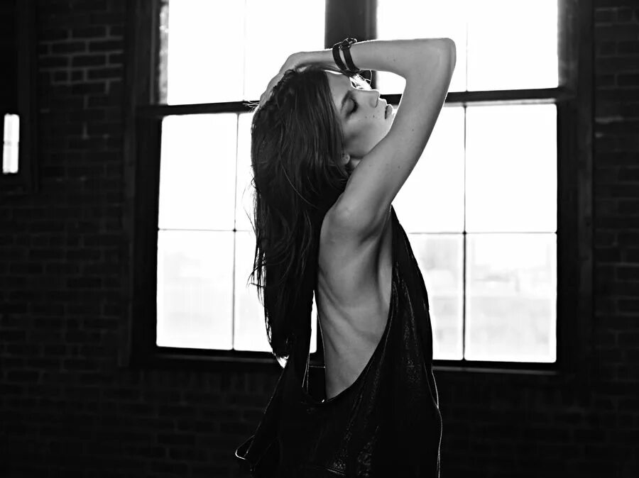 Черно белые фотосессии девушек в студии. Идеи для фотосессии в студии. Peter coulson photography. Черно белые фотосессии девушек в студии. Черно белая портретная съемка.