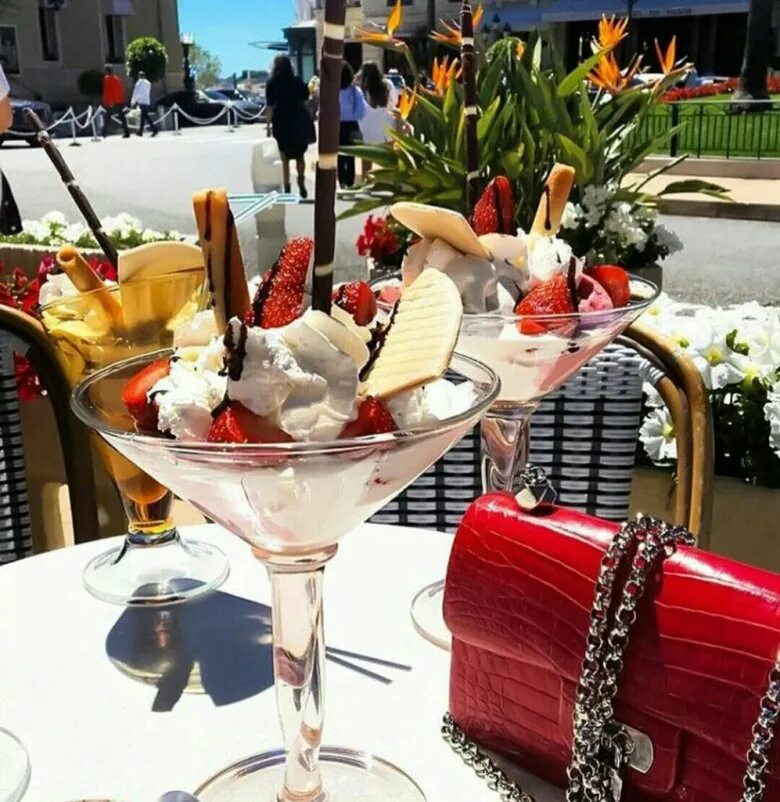 Еда роскошь. Гламурные фото сумка и еда. Девушка обедает в ресторане. Роскошь еда. Лакшери еда.