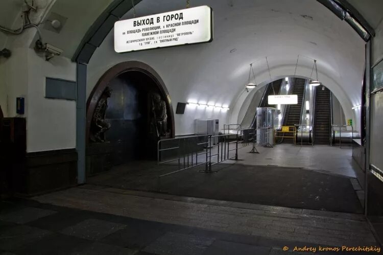 Площадь революции выход 11. Метро охотный ряд театральная площадь революции. площадь революции выходы. площадь революции выход в город. план станции площадь революции.