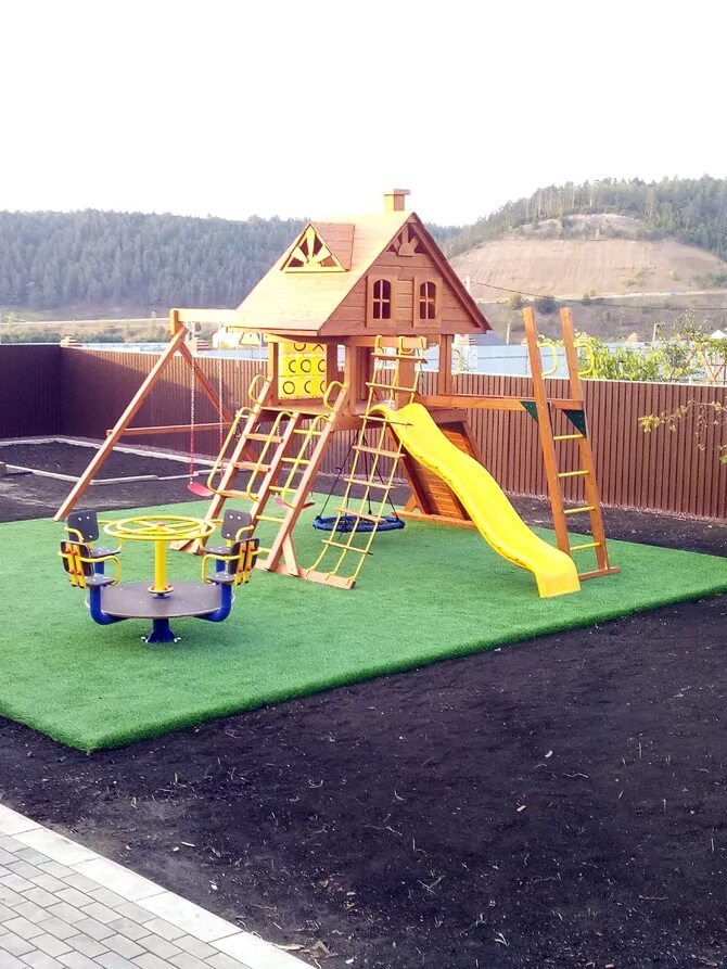 Детские спортивные площадки. Ограждение детской площадки сеткой. Детские площадки ограждение. Газон для детской площадки на даче. Проектирование детской площадки.