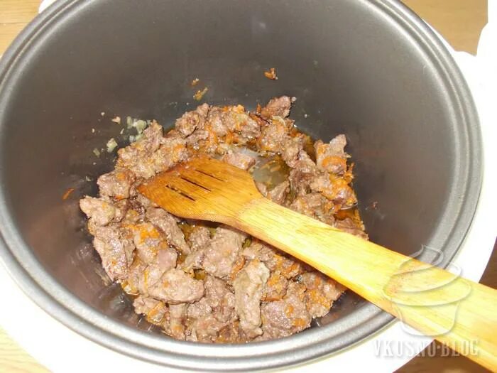 Добавлять ли в гуляш муку. Мука обжаренная на сковороде для гуляша. Добавлять ли в гуляш муку. Добавлять ли в гуляш муку. Подлива для гуляша с мукой.