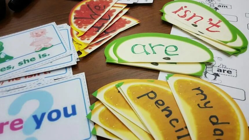 Карточки ис. Карточки с глаголом to be для детей. Игры на глагол to be для детей. Поделка на урок английского языка. Карточки am is are для детей.
