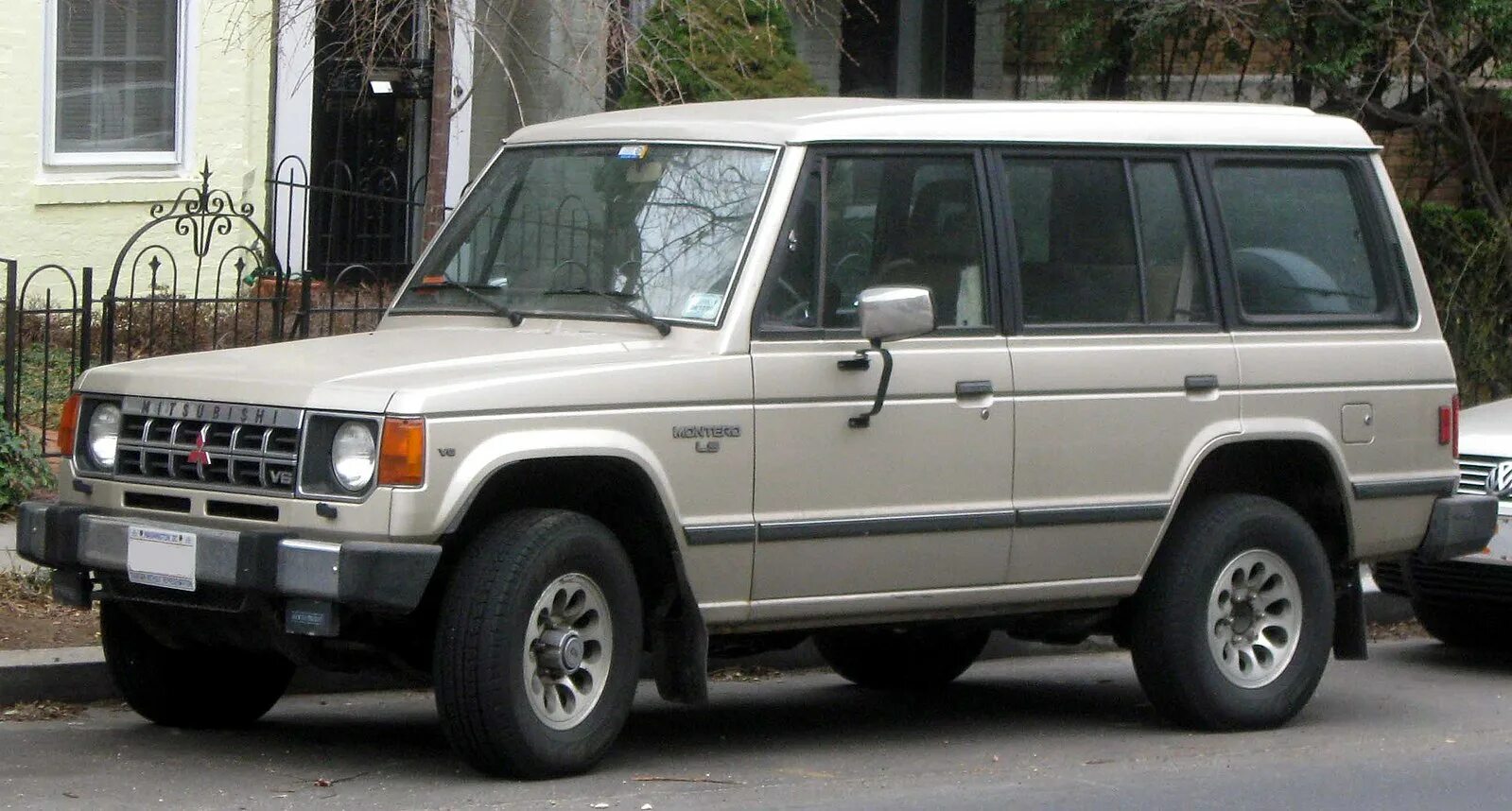 Mitsubishi pajero 1 поколение. Mitsubishi Pajero 1981. Митсубиси Паджеро 1982 года. Mitsubishi Pajero 1982 1 поколение.