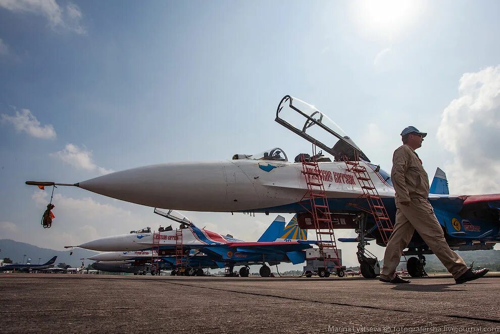 Группа витязи самолеты. Витязи и стрижи пилотажная группа. Стрижи и русские витязи кубинка. Дружинники 13 века русь александра невского. Евгений кущенко русские витязи.