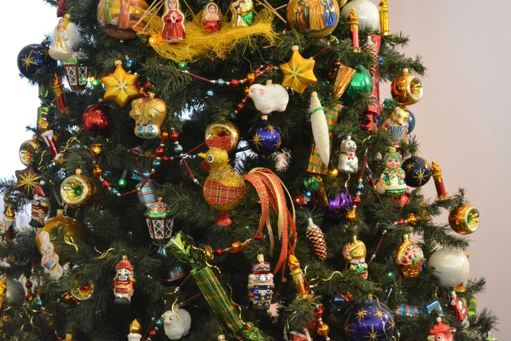 украшение елки. зеленая елка с розовыми игрушками. красивая елка. елка новогодняя украшенная. елка с игрушками.