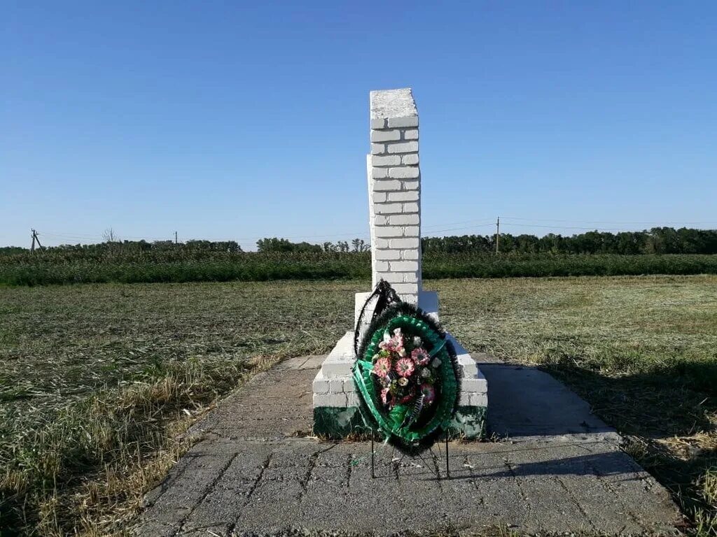 С фашистскими захватчиками в 1941. Братская могила 17 советских воинов, погибших в боях с фашистск.