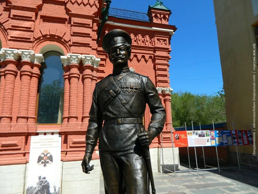 Памятники царицына. Памятник Недорубову в Волгограде. Памятник Константину Недорубову. Волгоград памятник казаку Недорубову.