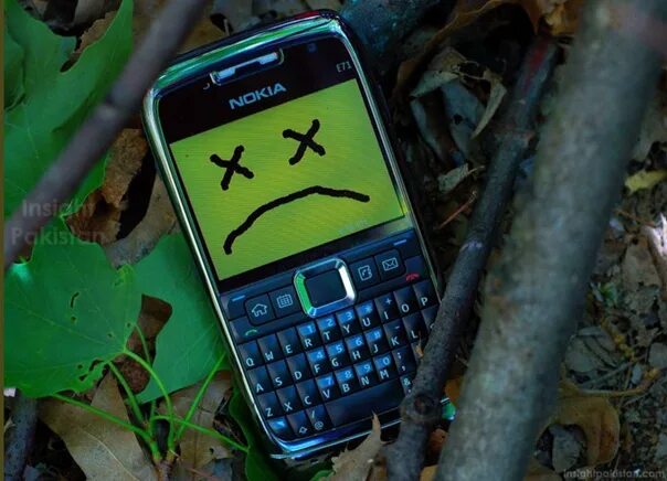 Перебои со связью. Плохая мобильная связь. Плохой телефон. Не ловит телефон. Сотовый телефон в лесу.