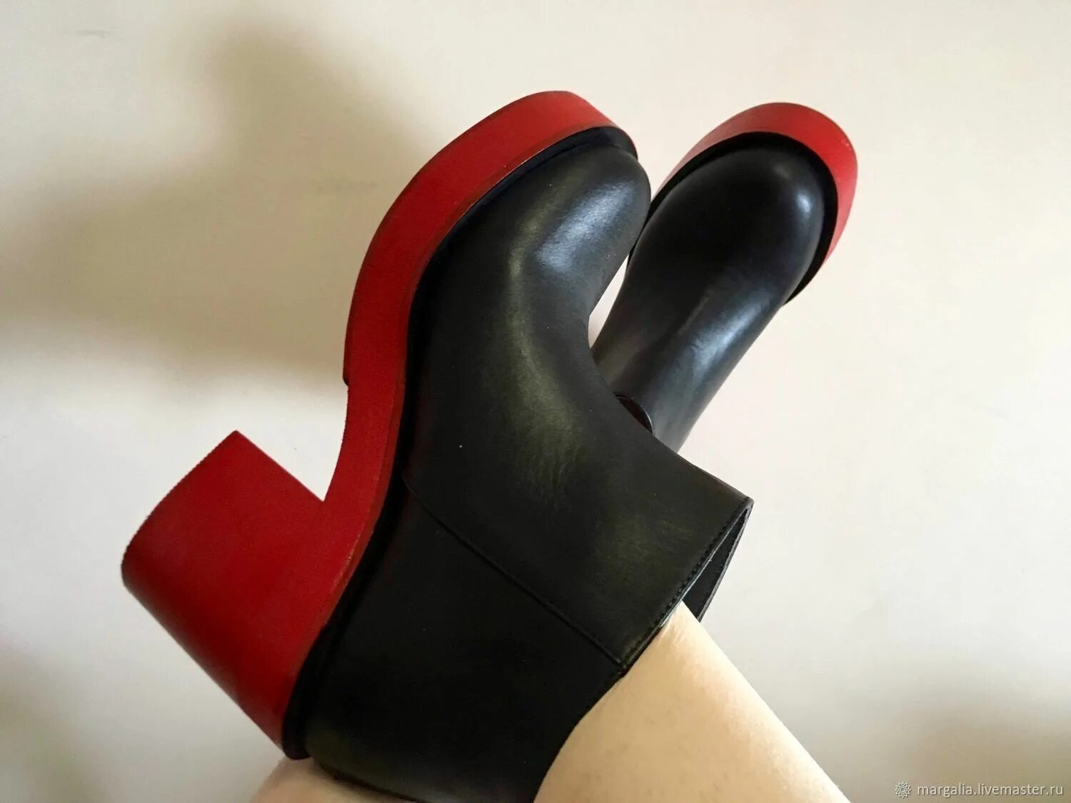 Ботинки с красной подошвой женские. ASOS ботинки с красной подошвой. Сабо черные с красной подошвой.