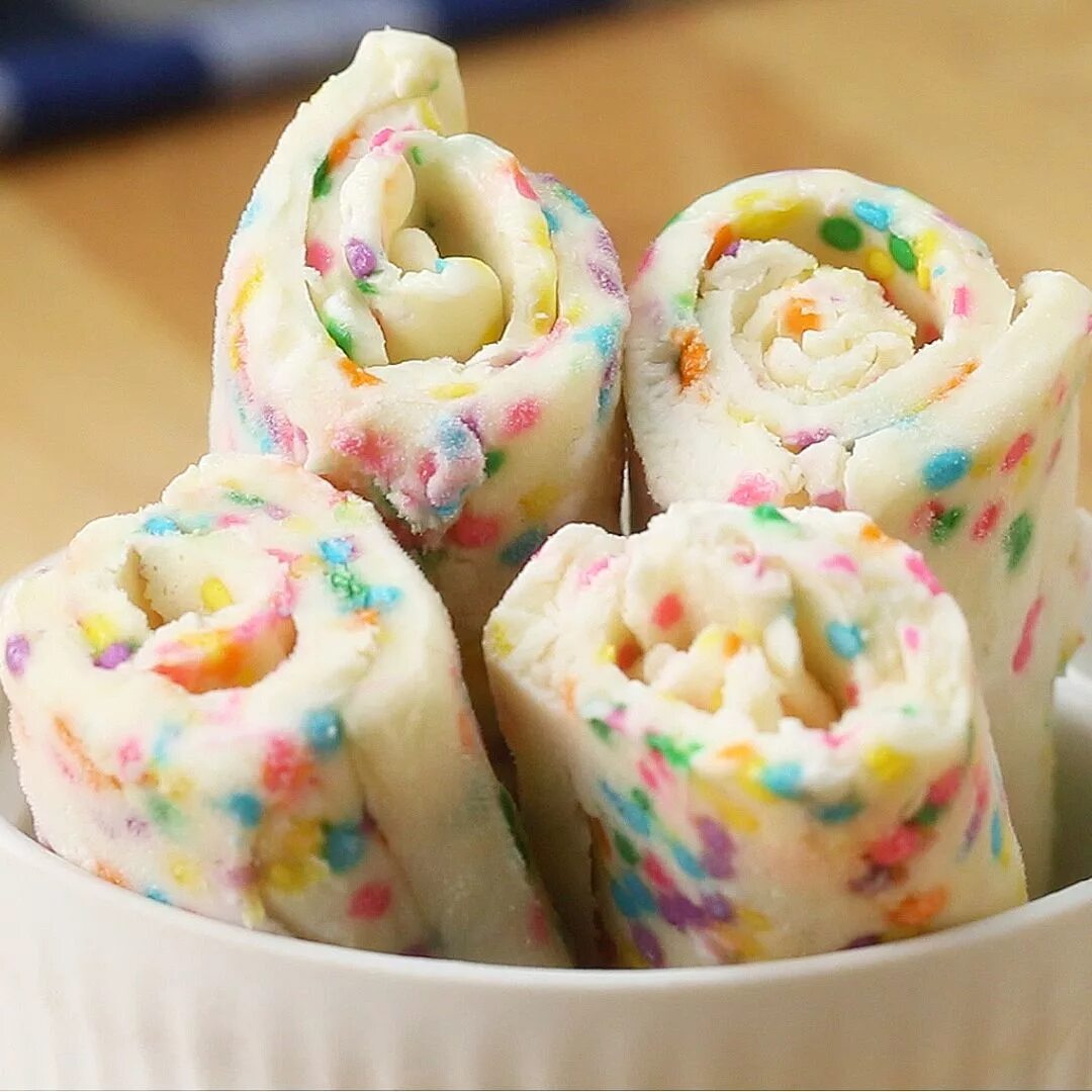 Cream rolls. Тайское мороженое. Ролл мороженое. Тайское жареное мороженое. Жареное ролл мороженое.