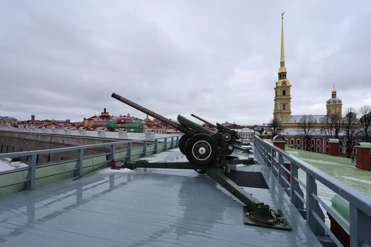 Пушечный выстрел петропавловская крепость. Чудесный питер. Питер полдень. Полуденный выстрел с петропавловской крепости. Пушки с нарышкина бастиона петропавловской крепости.