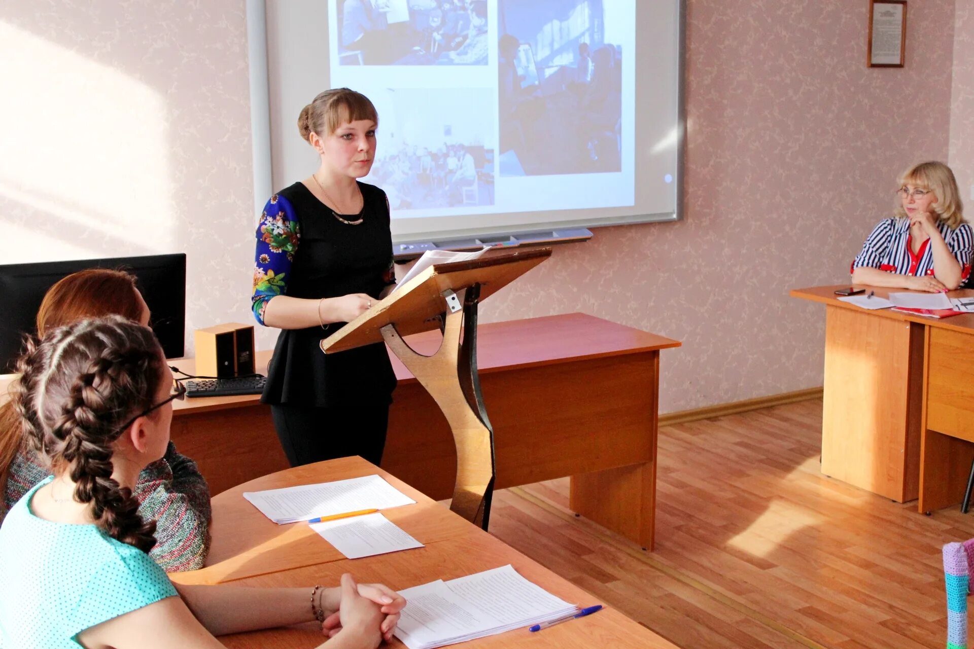 В техникуме педагоги. Учителя в техникуме. Педагогический колледж учителя. Дошкольное образование колледж. Преподаватель колледжа кактус