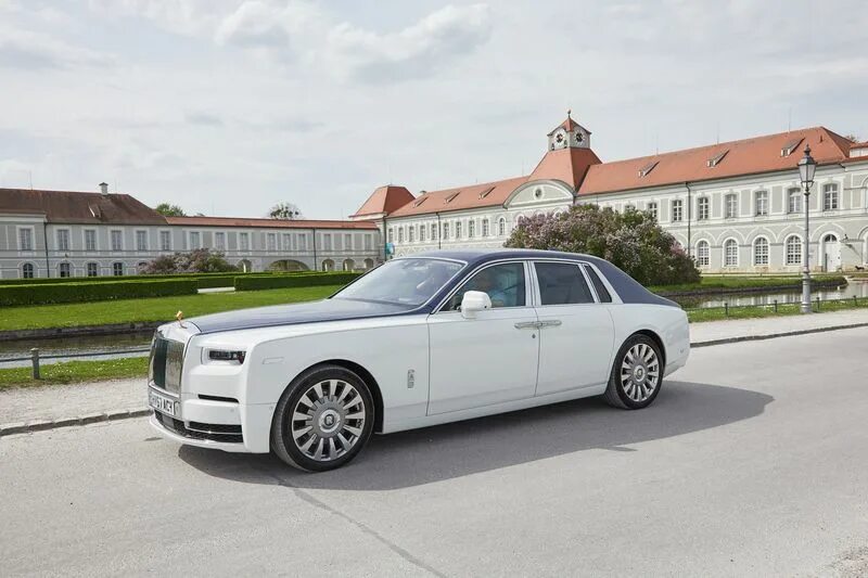 Белый роллс. Rolls-Royce Phantom VIII. Роллс Ройс Фантом 2023. Rolls Royce Phantom 2021 белый. Роллс Ройс Фантом 2022 белый.