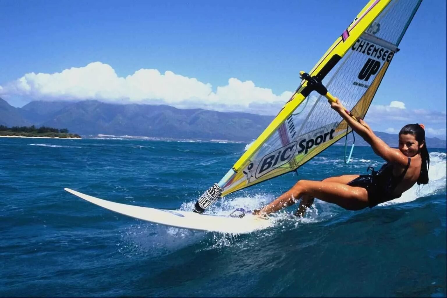 Виндсерфинг. Серфинг с парусом. Девушка на виндсерфинг. Водный спорт. Do water sports