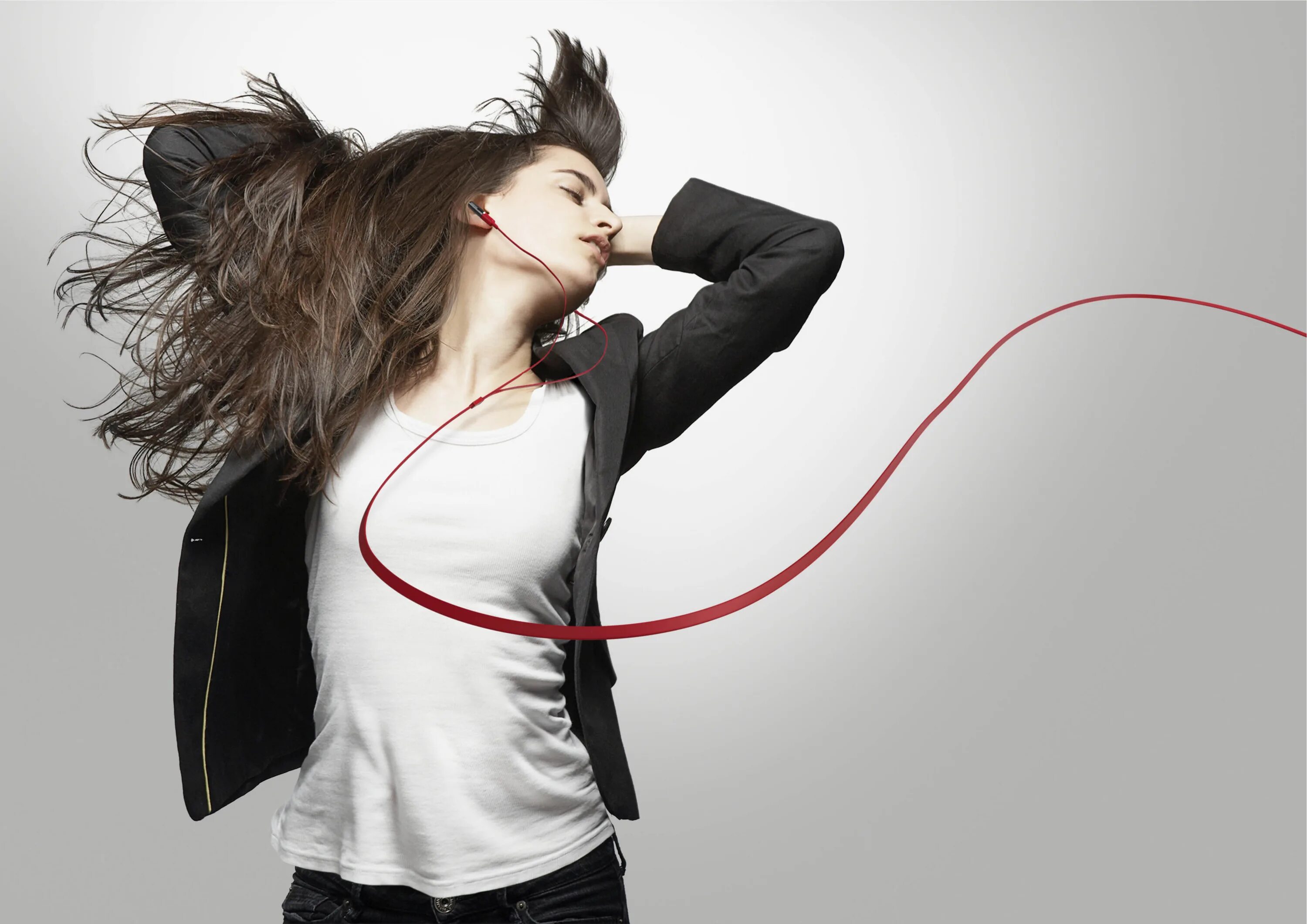 Человек с наушниками. Женщина в наушниках танцует. Танцующая девушка в наушниках. Девушка танцует с наушником. Девушка в наушниках.