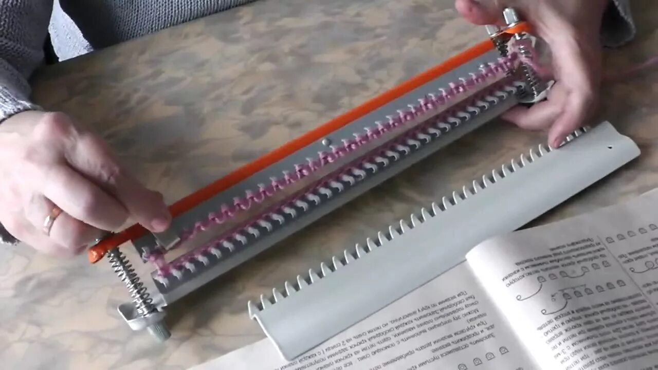 Вязание на машинке ивушка. Вязальная машина ивушка. ручная вязальная машинка ивушка. изделия на вязальной машине ивушка.
