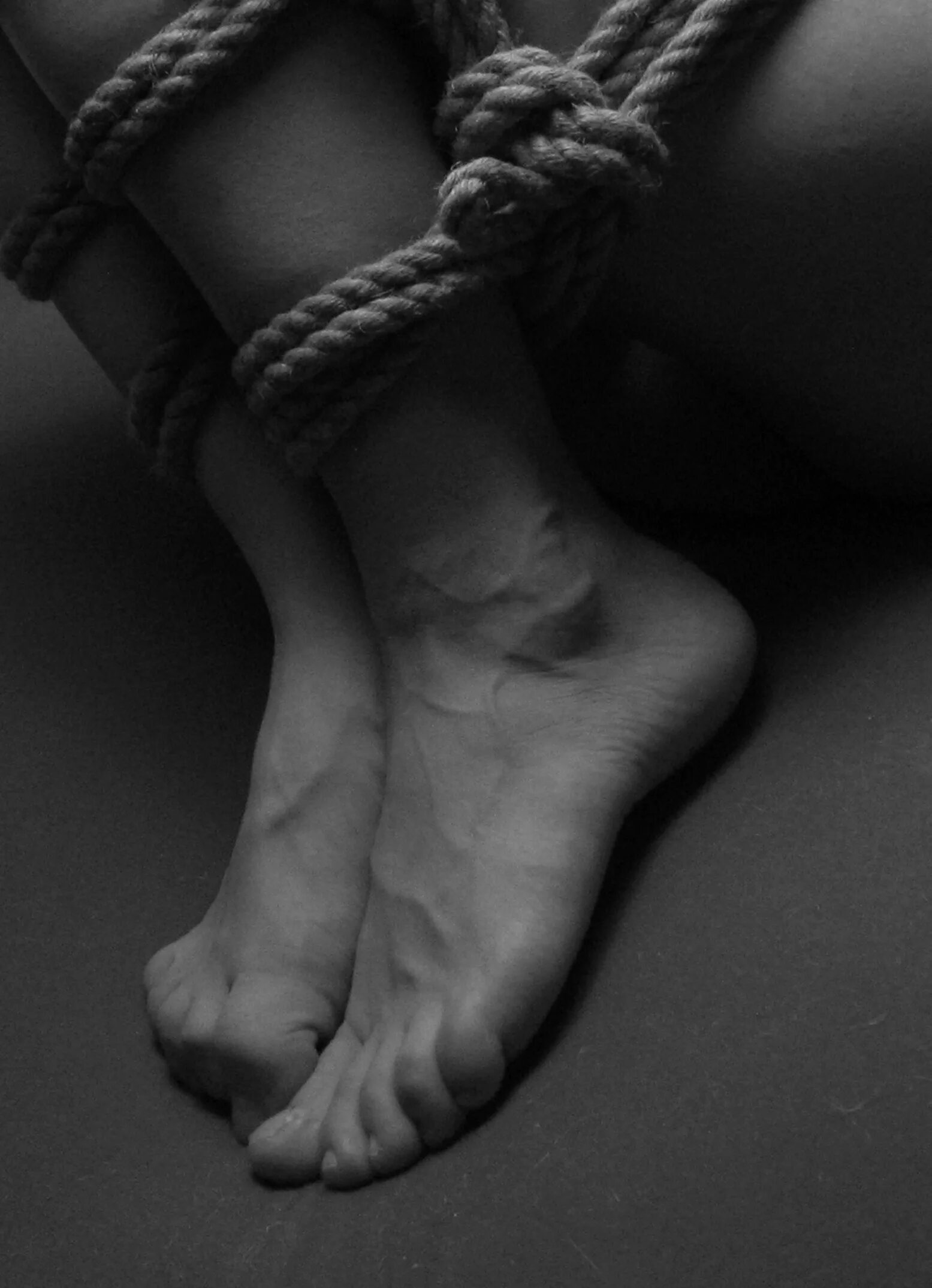 Девушки завязали руки и ноги. Шибари кинбаку. Связанные руки. Веревка для связывания. Связанные ножки.
