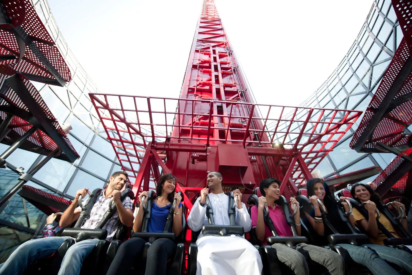 Открытие развлечений. Парк развлечений Ferrari World в Абу-Даби. Ferrari World Абу-Даби аттракционы. Феррари парк Абу Даби американские горки. Феррари парк Дубай аттракционы.