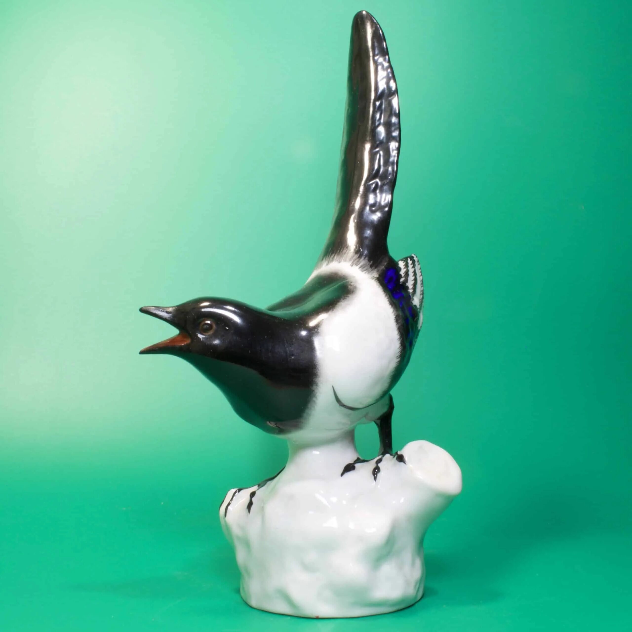 Сорока мультяшная брошь. Сорока картинка для детей. Птицы пермского края с названиями. Статуэтка. Сорока картинка.