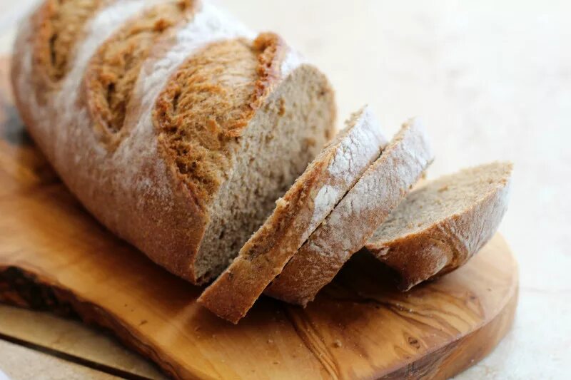 Как размягчить хлеб. Нарезанный хлеб. Ржаной батон. Хлеб ржаной порезанный. Ржаной хлеб ломтики.