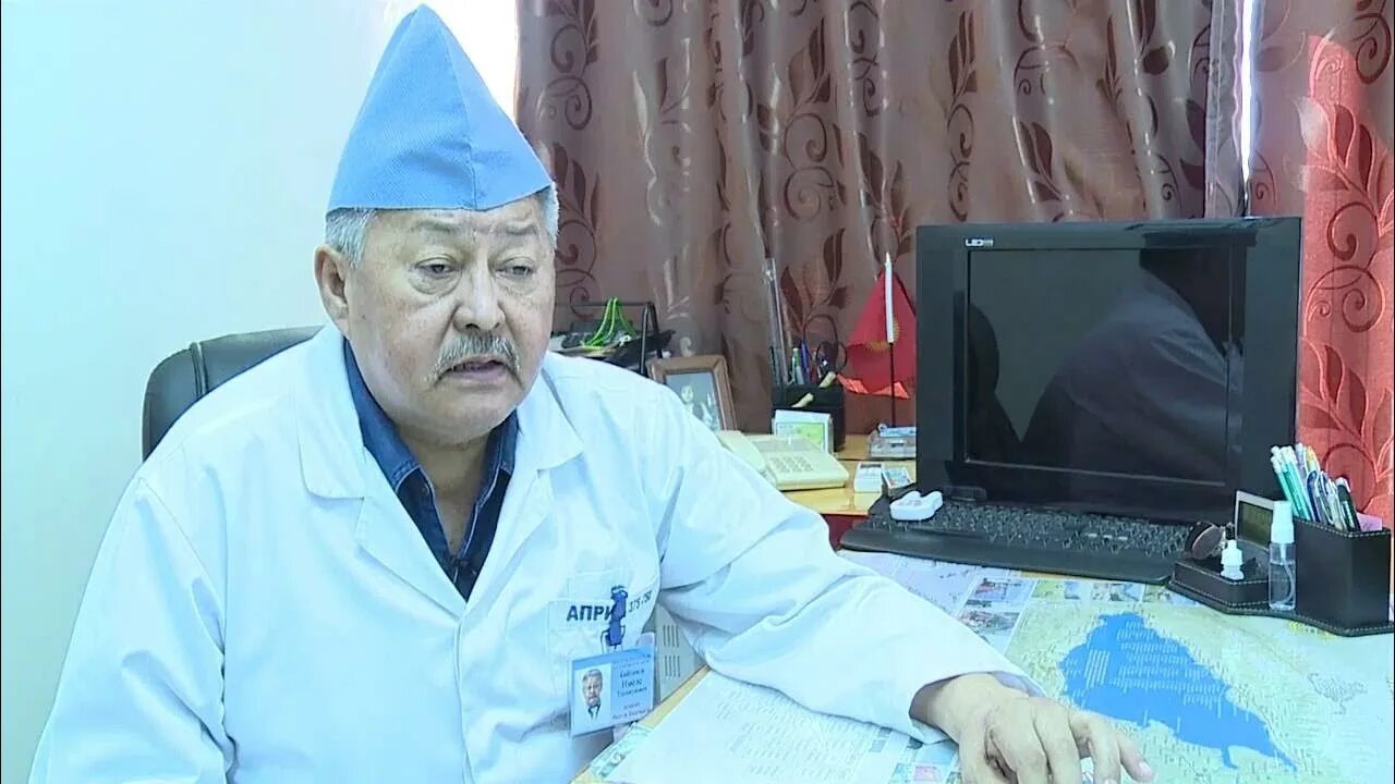 Доктор киргизов. Врач Мамбет Мамакеев. Врачи Кыргызстан. Киргизский врач. Хирург Кыргызстан.