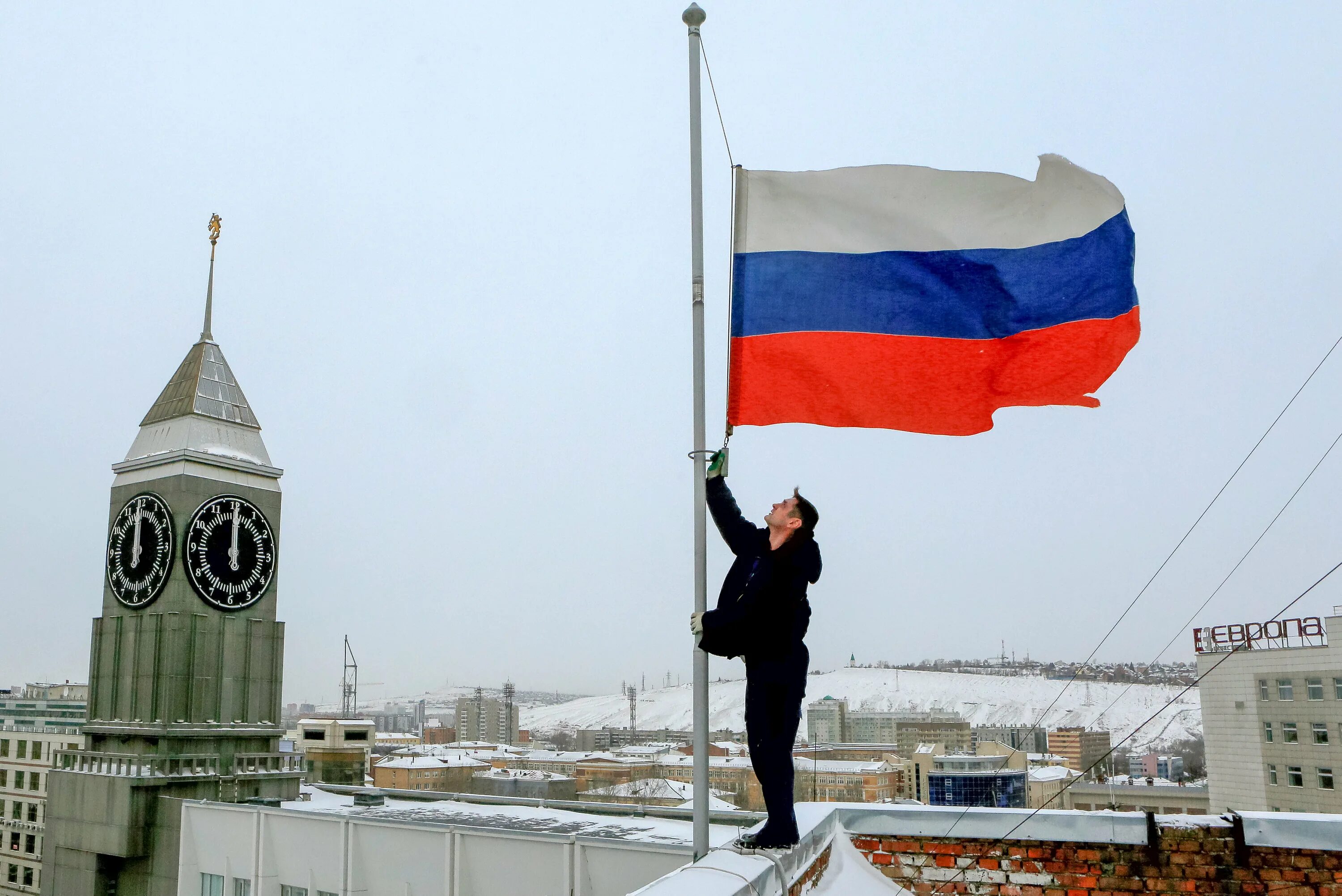 Флаг поднимают или подымают. Русский флаг. шпиль с российским флагом. человек поднимает флаг.