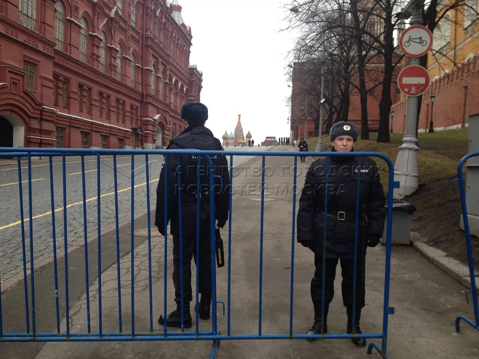 Усиление в москве сегодня. Оцепление в Москве. Оцепление участков местности. Оцепление на красной площади. Росгвардия на Манежной площади.