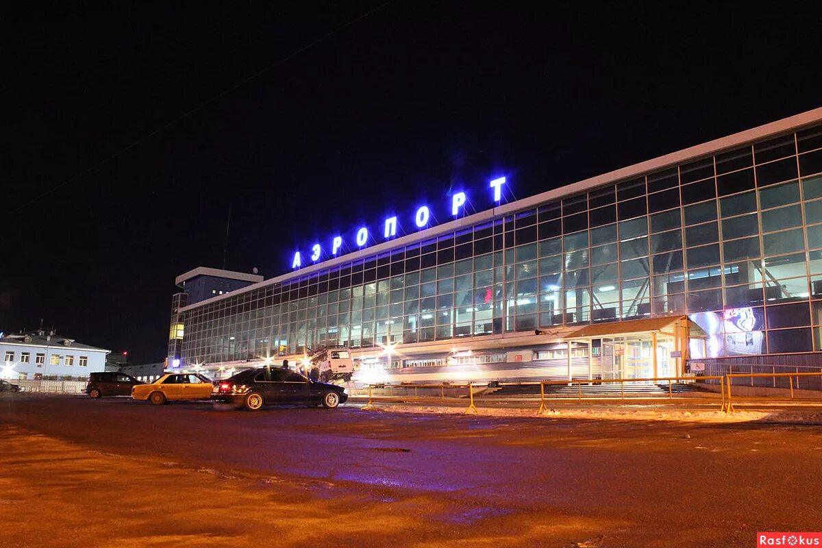 Аэропорт Иркутск. Международный аэропорт Иркутск ночной. Аэропорт Иркутск аэровокзал. Международный аэропорт ночью Иркутск.
