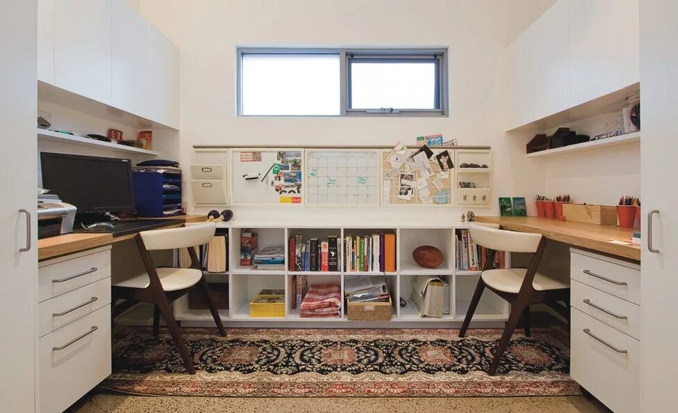 Стол в комнату письменный. Два рабочих стола в комнате. Два рабочих стола в комнате. Рабочее место ребенка. Два рабочих стола в комнате.