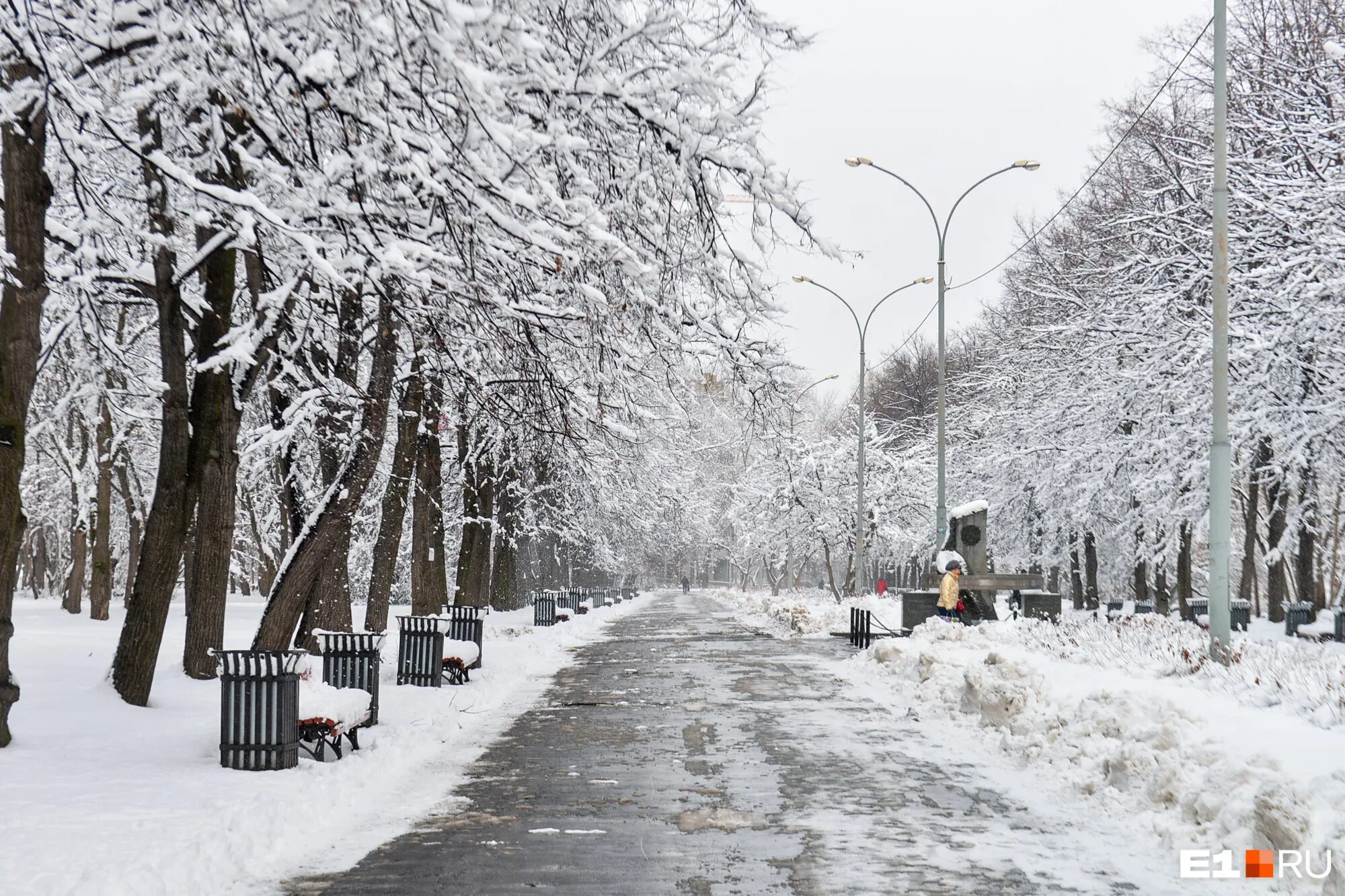 Снегопад. Снежное утро. Снегопад в городе. Снегопад в городе вечером. В екатеринбурге потеплеет