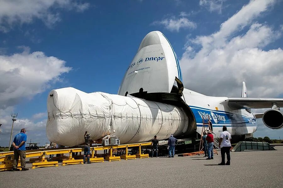 Перевозящий людей самолет. АН-124 Волга Днепр. АН 124 100 Волга Днепр.