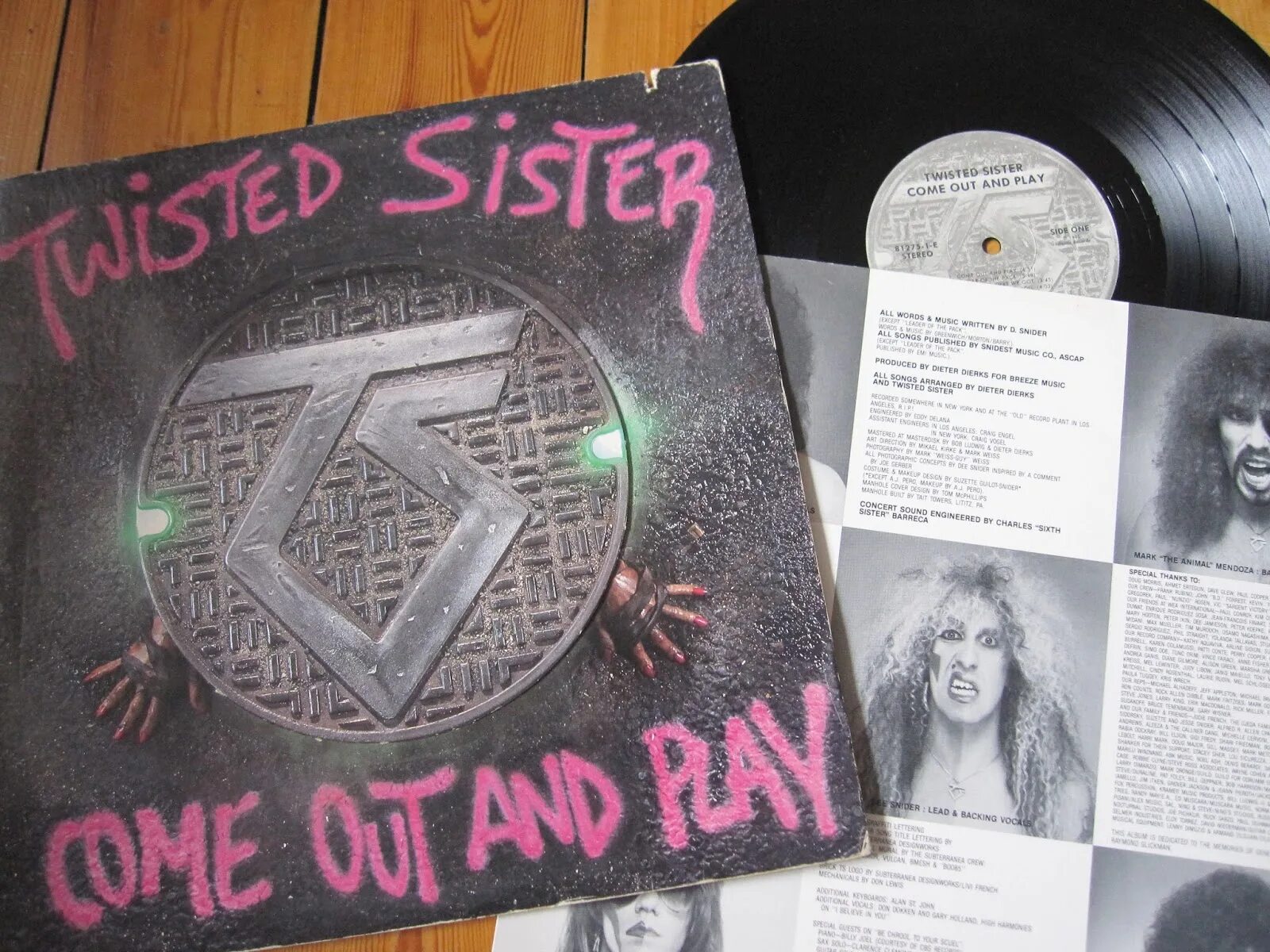 Twisted sister come out and. Рок группа твистер хистор. Twisted sister 1985 come out and play. Come out and play twisted sister. Необычные обложки музыкальных альбомов.