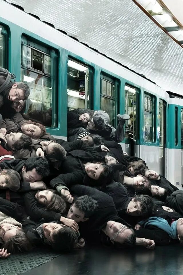 Вагон часов. Час пик в метро. метро москва час пик вагон. вагон метро битком. толпа в метро.