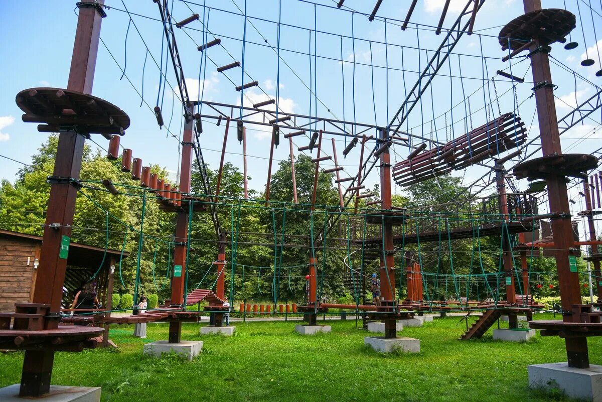 Большой веревочный парк. Кузьминский парк веревочный парк. Парк Кузьминки веревочный парк. Измайловский парк веревочный городок. Веревочный городок Таганский парк.