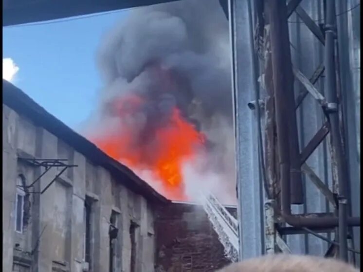 Пожар в подмосковье видео. Пожар в частном доме. Пожар в подмосковье вчера на даче фото. Горящий паллет. Пожар для детей.