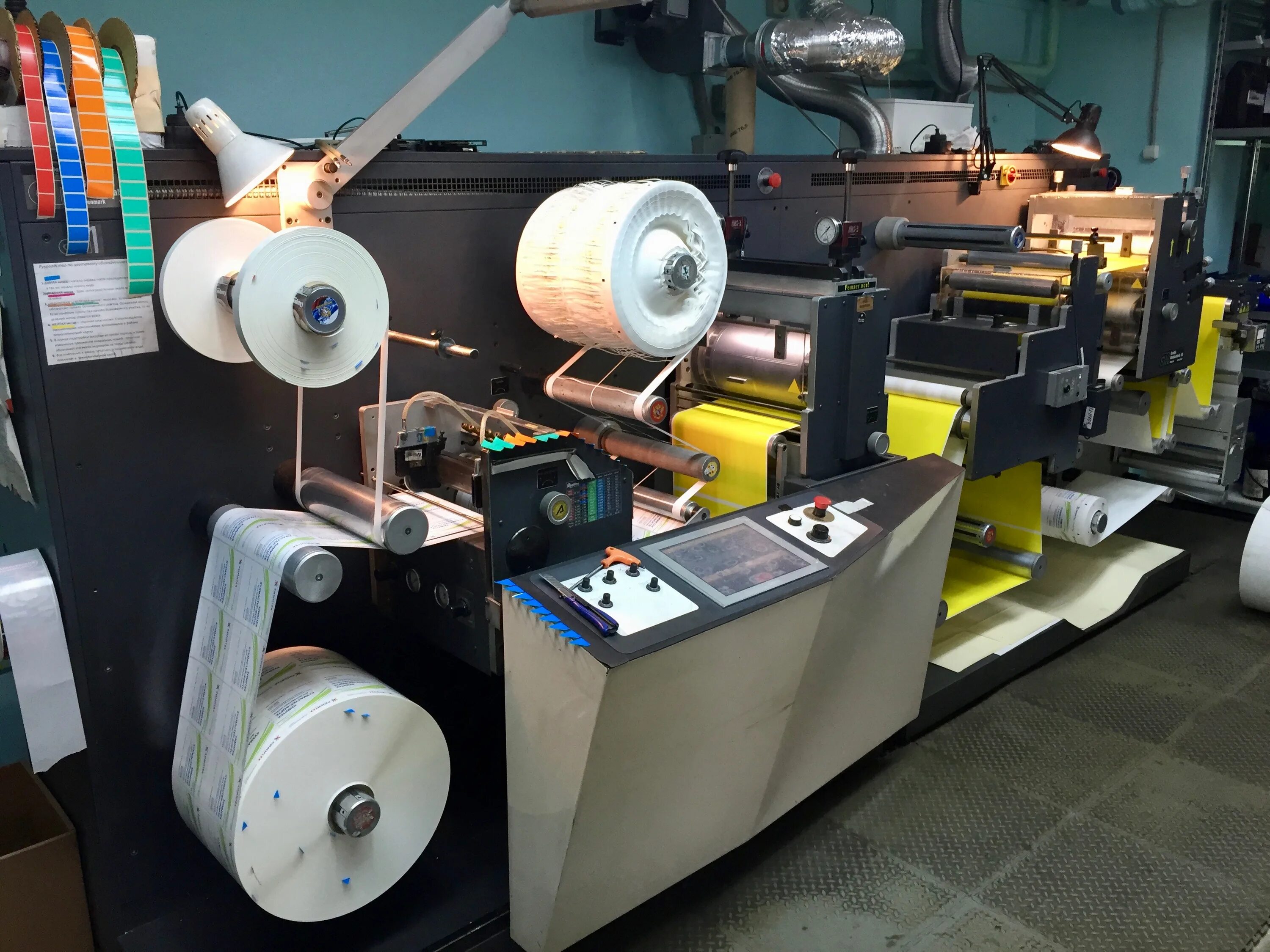 цифровая печать типография. полиграфическое производство. полиграфическая промышленность. современный печатный станок. полиграфическая промышленность.