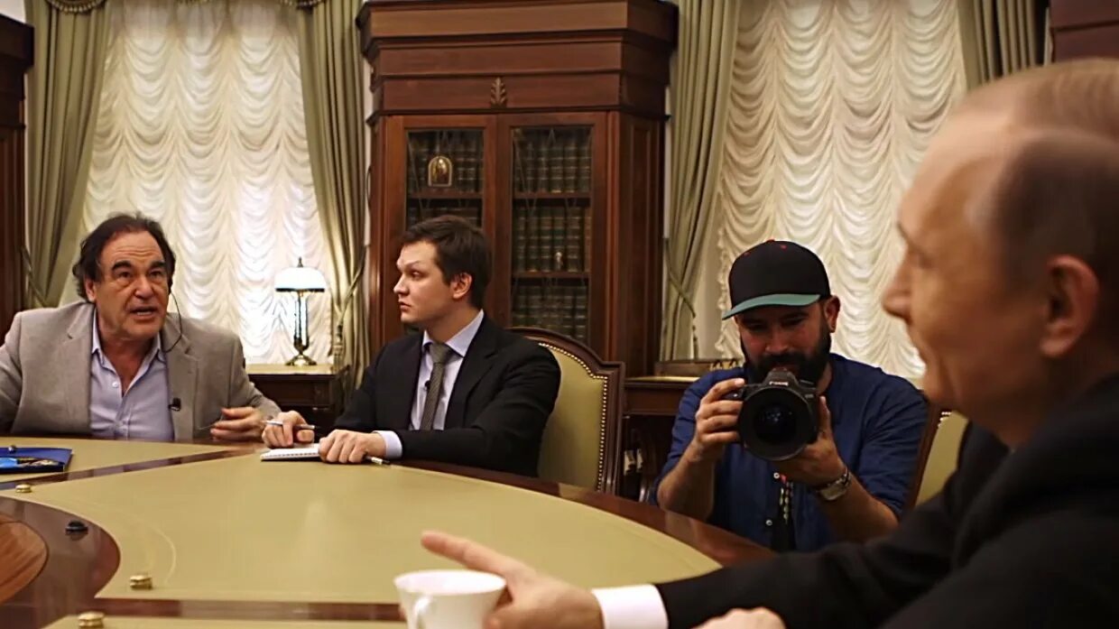 Интервью стоуна. Оливер стоун. Интервью с путиным оливер стоун. Оливер стоун режиссер. Интервью с путиным фильм 2017.