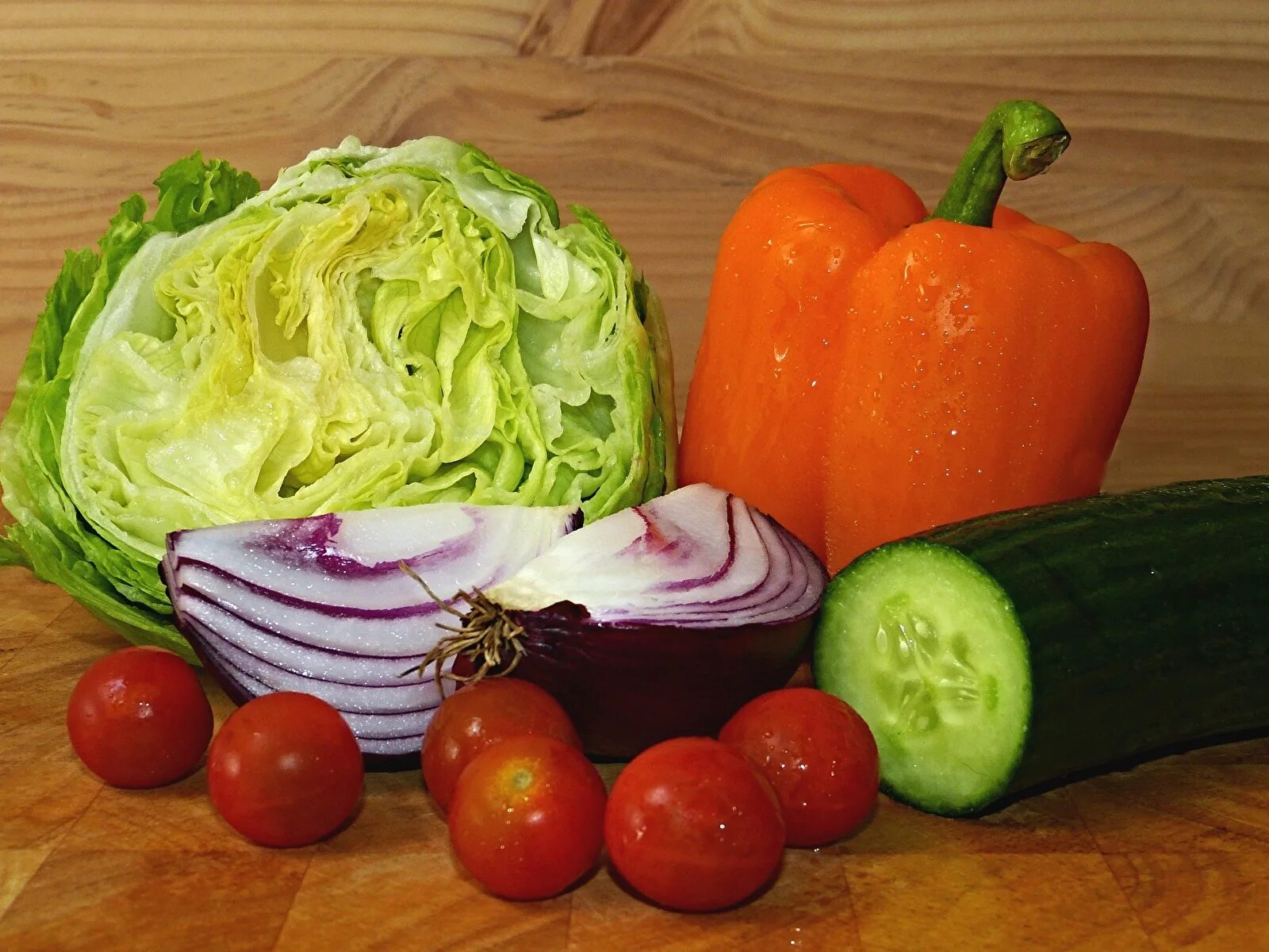 овощи на столе. сочные овощи. овощи. огурцы помидоры морковь. овощи помидор огурец капуста морковь.