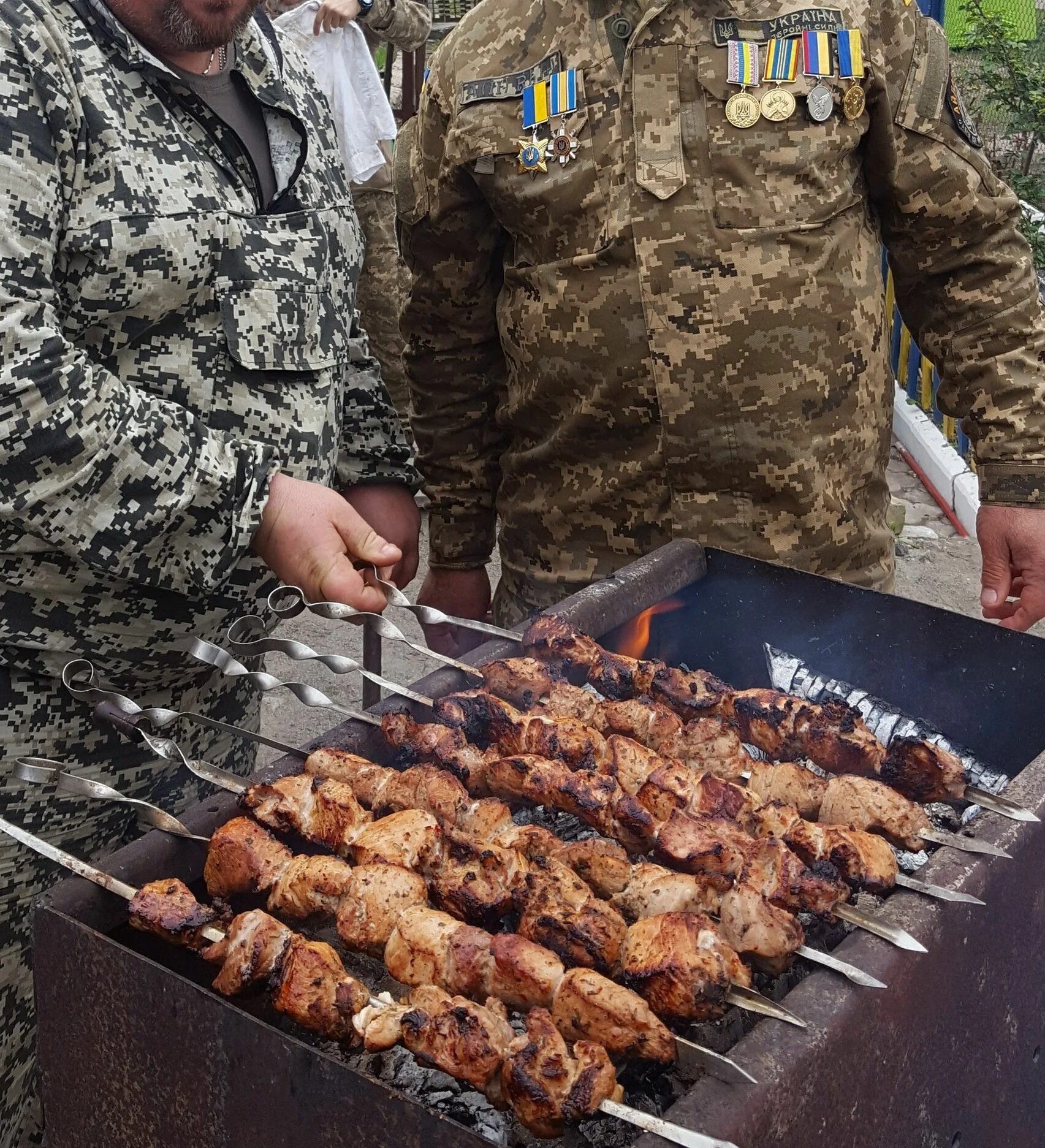 Шашлык. День шашлыка. Военные на шашлыках. Шашлычный день.