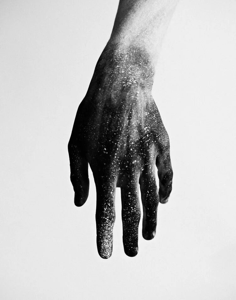 Hand cover. Рука черно белая. Черная рука. Руки в черной краске Эстетика.