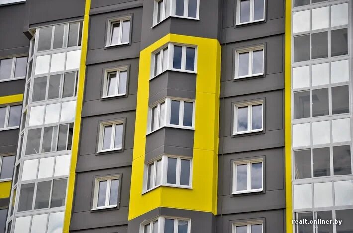 Крашеные фасады многоэтажных домов. Фасады многоэтажных домов в желтом цвете. Фасады многоэтажных домов цветовые решения. Мокрые фасады многоэтажных домов. Желто серый дом