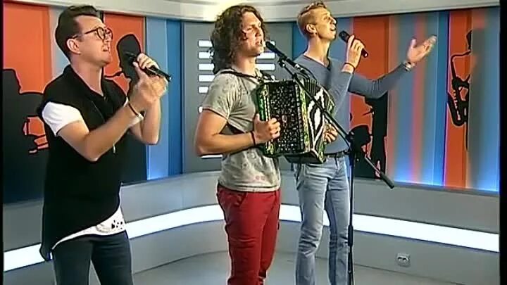 Вишня белоснежная группа садко. Садко вишня белоснежная цветет. Садко под окном широким. Группа садко песни цыганские. Жар.