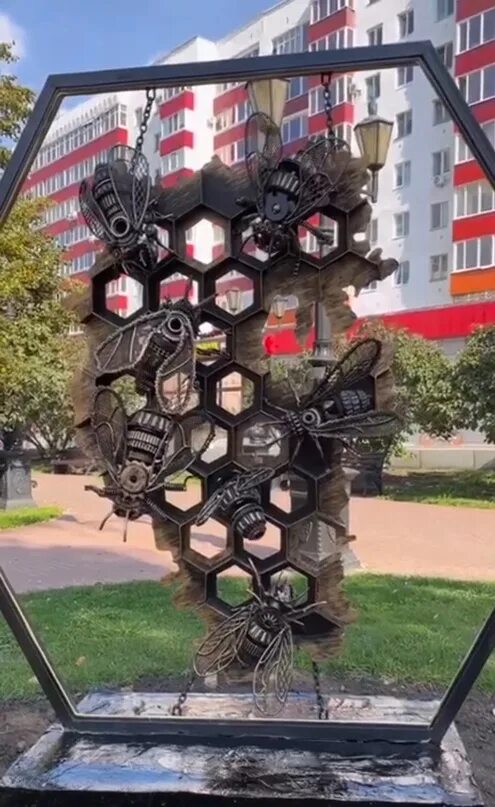 Краснодар вишняковский сквер столпы. Арт объекты в сквере. Арт объекты в сквере. Арт объект влюбленные сердца петрозаводск фото. Парк «аллея любви» в ярославле.