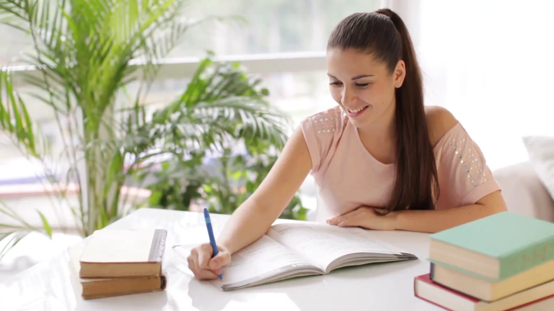 She study for her exams. Девушка учится. Студент с дипломной работой. Студентка. Студентка с книгой.