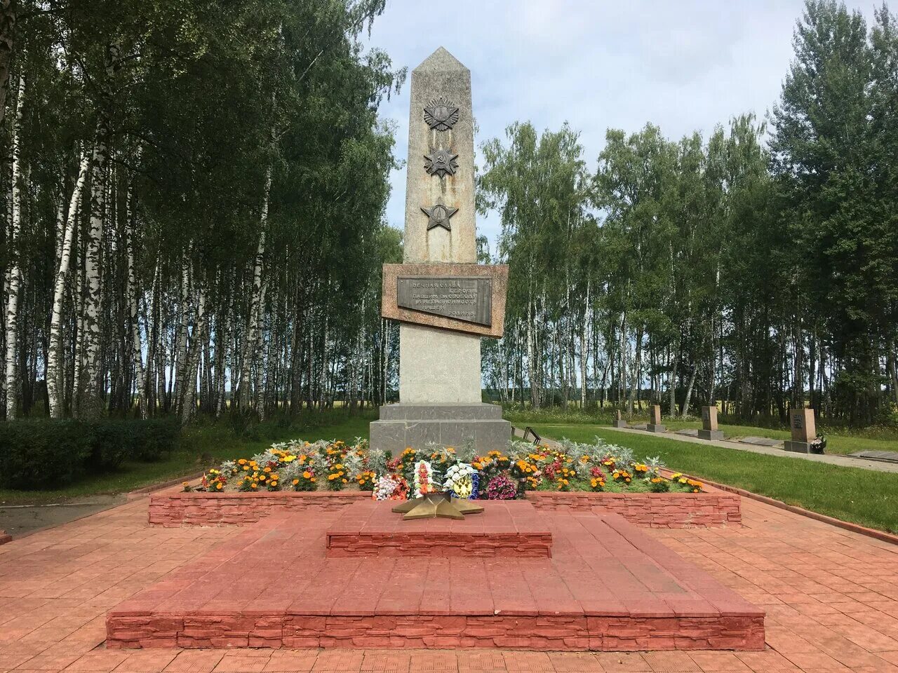 аллея славы синявинские высоты. памятники ленинградской области братские могилы. мемориальный комплекс астрача. город луга памятник партизанской славы. братские могилы белевского района.