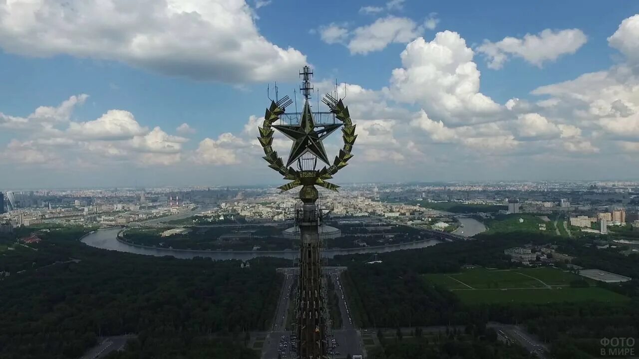 Какое атмосферное давление на шпиле мгу. Вид со шпиля мгу. шпиль мгу на воробьевых. воробьевы горы шпиль радуга. вид на воробьевы горы со шпиля мгу.