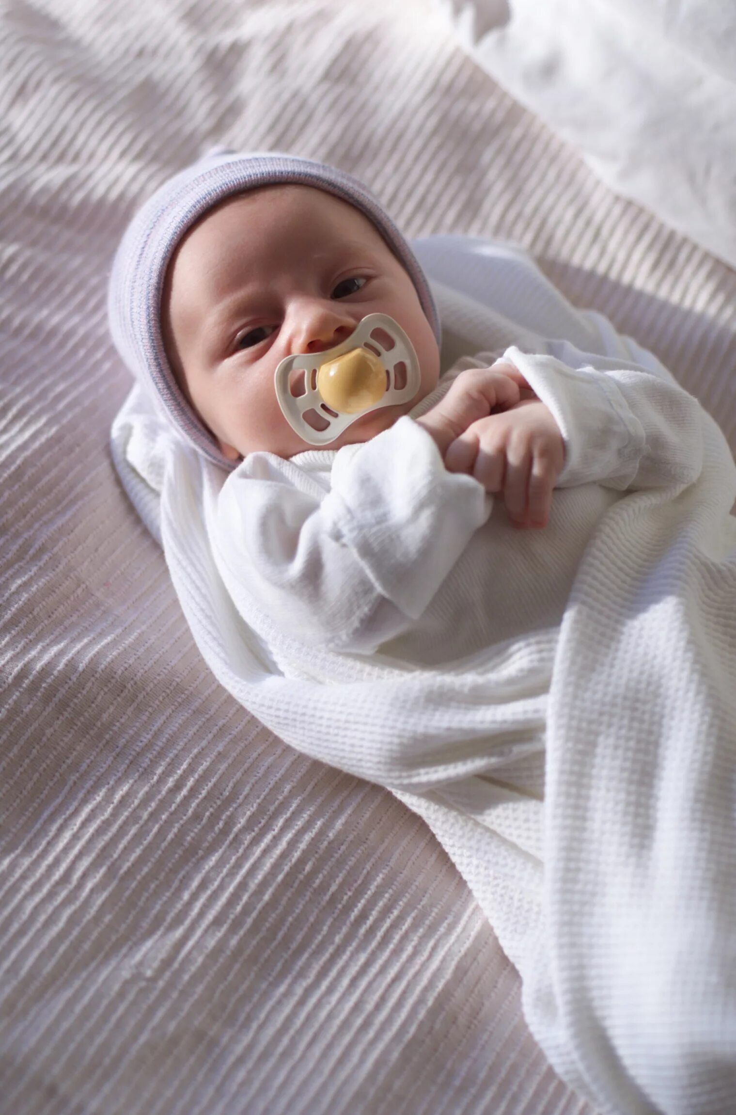 Ей 0 месяцев. Новорожденный ребенок в пеленке. Красивые Новорожденные мальчики. Новорожденная девочка в пеленке. Младенец девочка в пеленках.