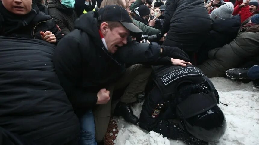 Ситуация нападения. Нападение на полицейских в Москве. Политический протест. Погромы митинги Россия.